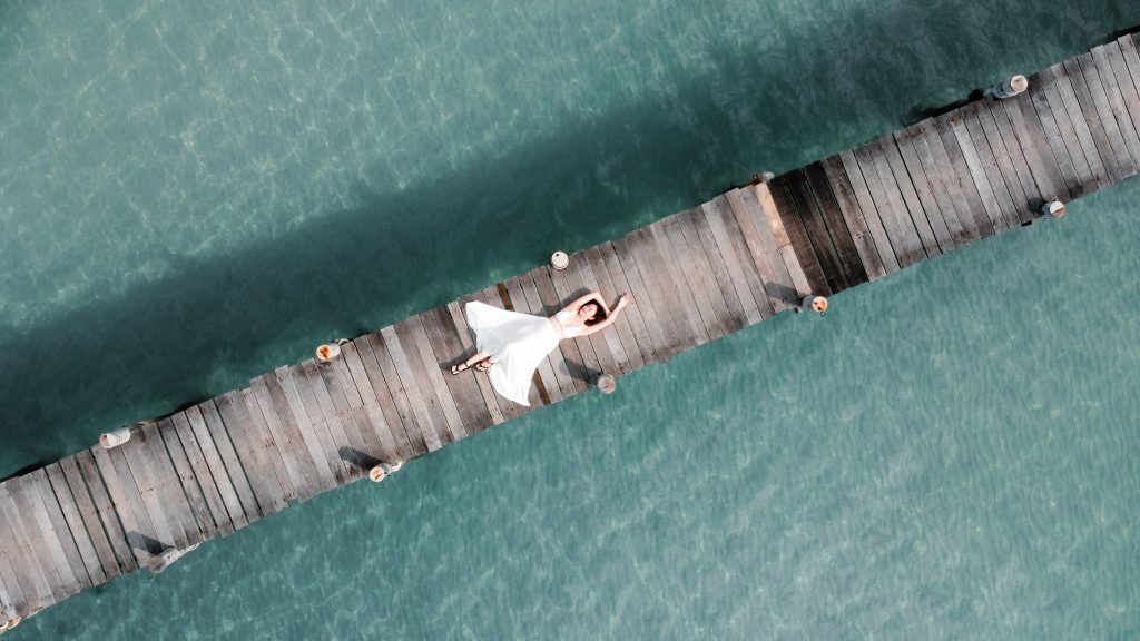 Imagen de una modelo en un punto con Dron